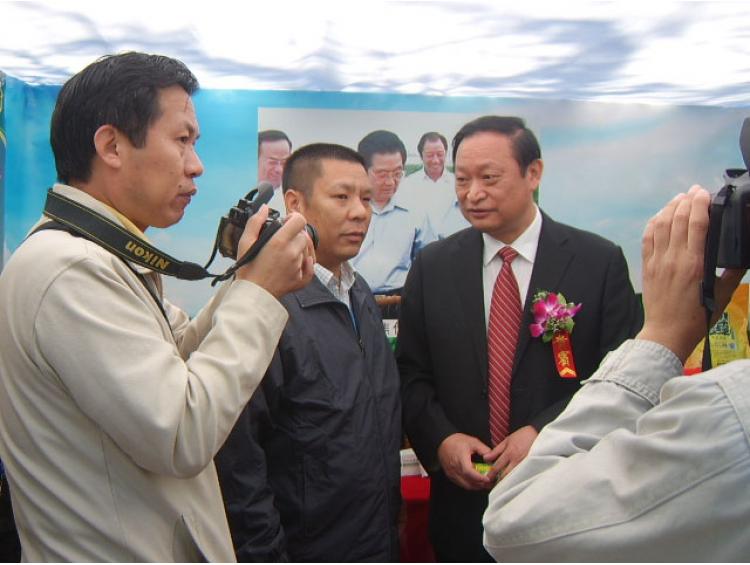 国家卫生部副部长王国强与付国福董事长亲切合影